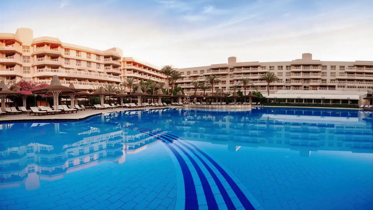 Duży basen przy budynku Sindbad Club