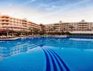 Duży basen przy budynku Sindbad Club