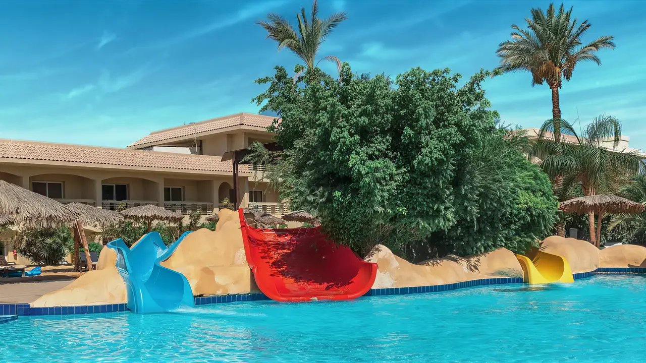 Kolorowe zjeżdżalnie wodne w Sindbad Club