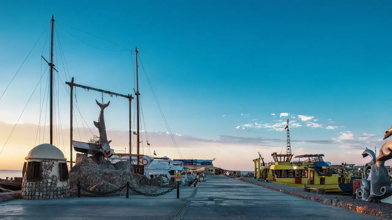 Nabrzeże i molo przy Sindbad Club