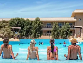 Goście w basenie w hotelu Sindbad Club