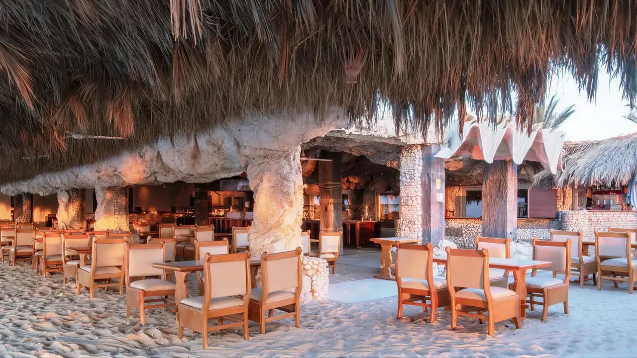 Słomiany pawilon z miejscami do odpoczynku Sindbad Club