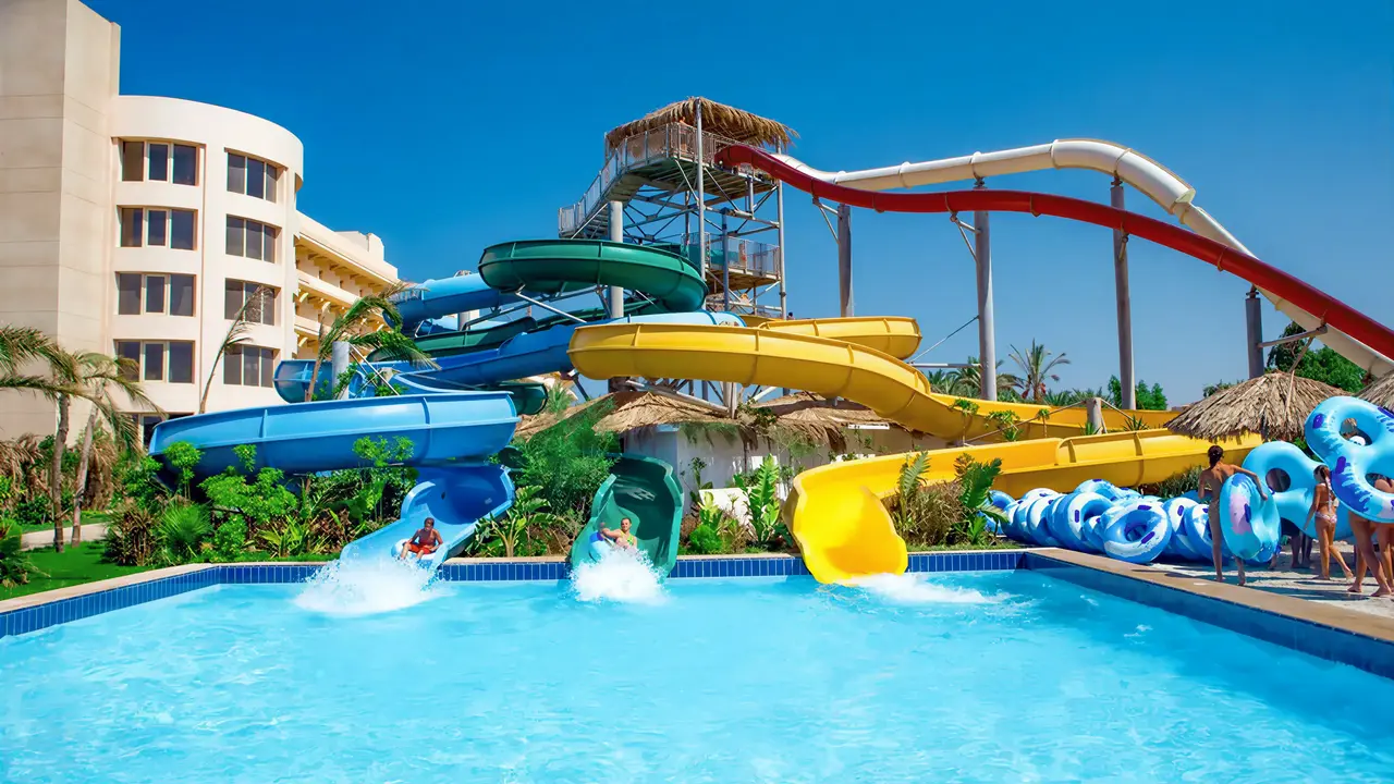 Zjeżdżalnie wodne w kompleksie Sindbad Club