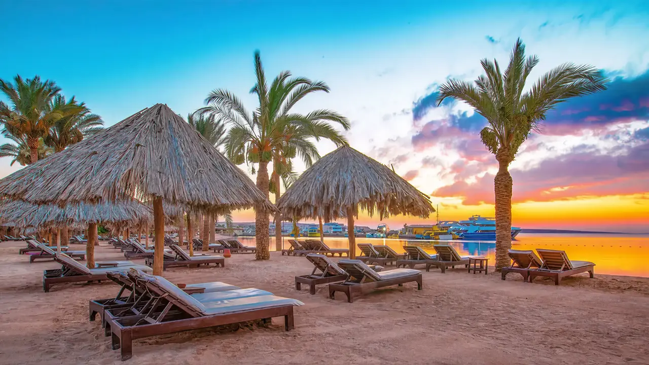Leżaki i parasole na plaży w Sindbad Club