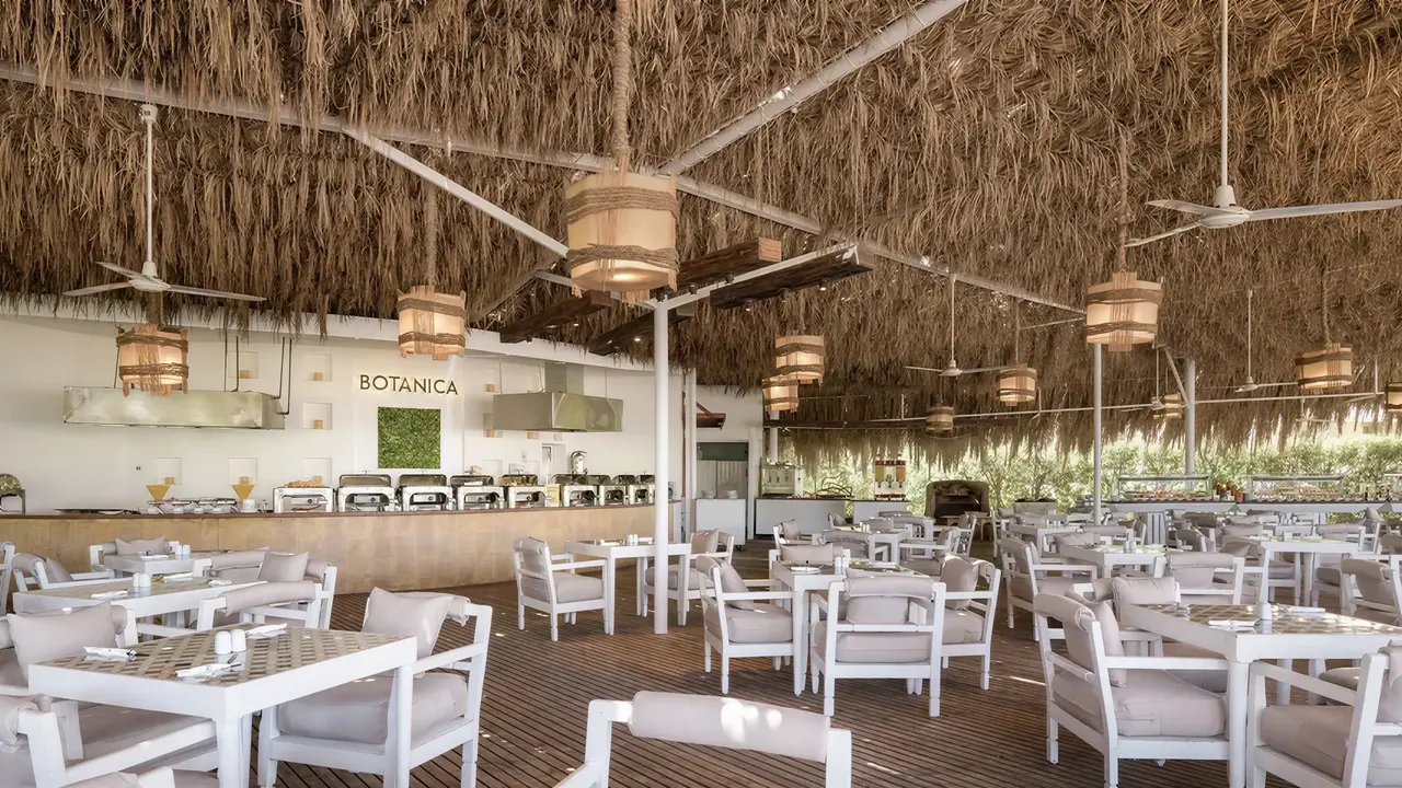 Restauracja w Sindbad Club pod słomianym dachem