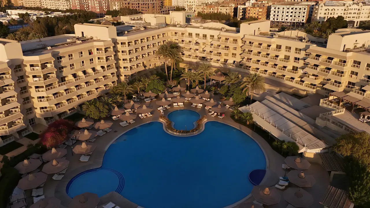 Widok na kompleks hotelowy Sindbad Club z basenem