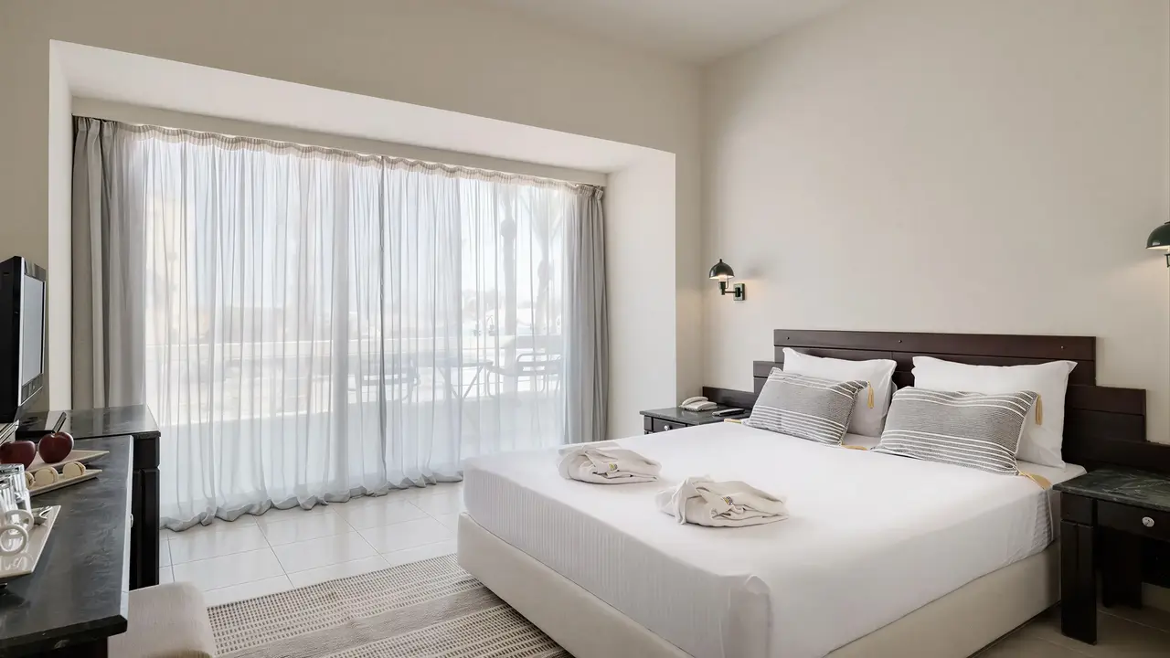 Pokój z łóżkiem w hotelu Sindbad Club