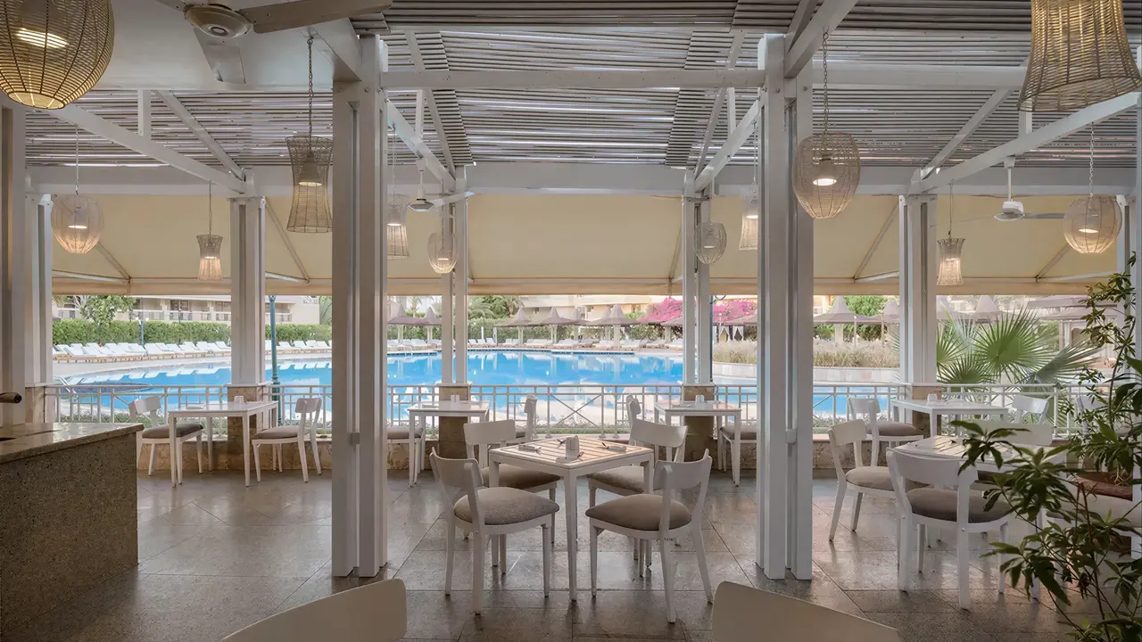 Restauracja w Sindbad Club z widokiem na basen