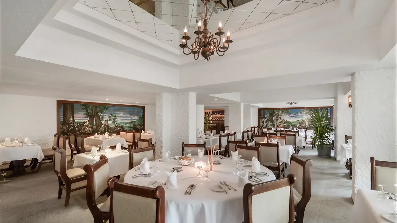 Elegancka restauracja w Sindbad Club z białymi obrusami