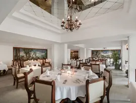 Elegancka restauracja w Sindbad Club z białymi obrusami