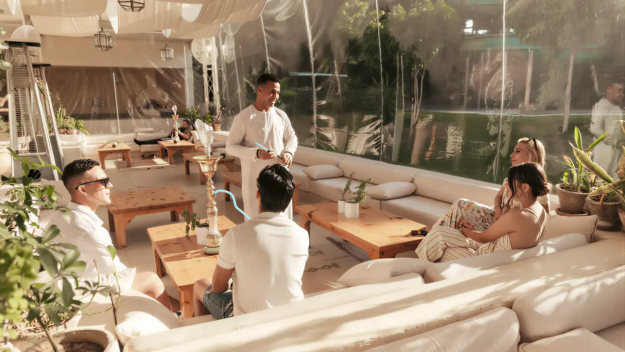 Strefa relaksu w Sindbad Club z wygodnymi sofami