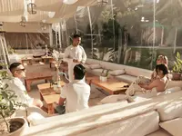 Strefa relaksu w Sindbad Club z wygodnymi sofami