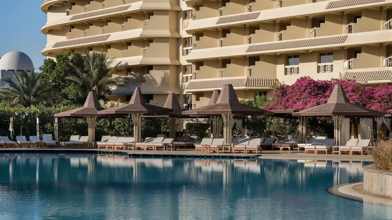 Basen i leżaki w hotelu Sindbad Club