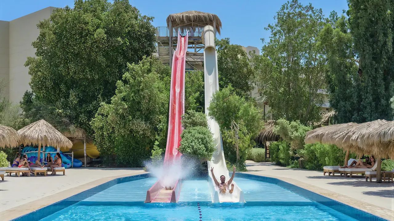 Zjeżdżalnie wodne w kompleksie Sindbad Club