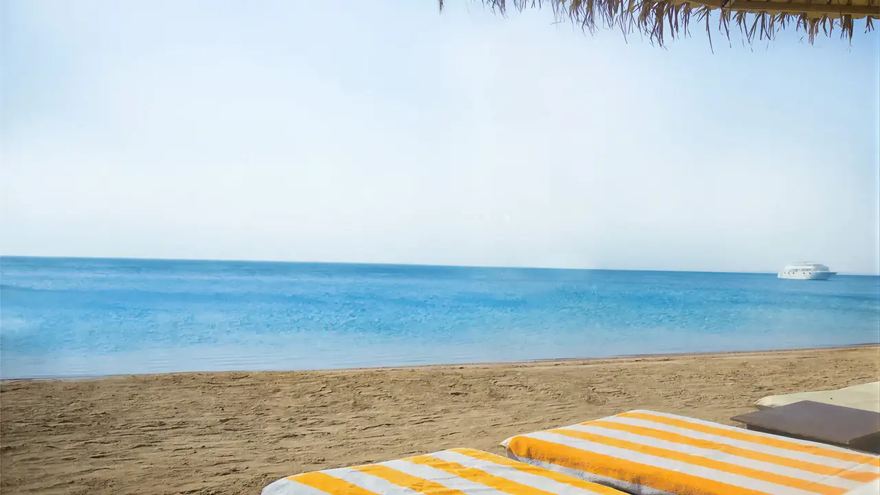 Leżaki na plaży w Sindbad Club nad morzem