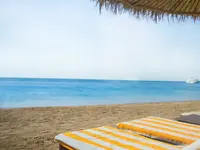 Leżaki na plaży w Sindbad Club nad morzem