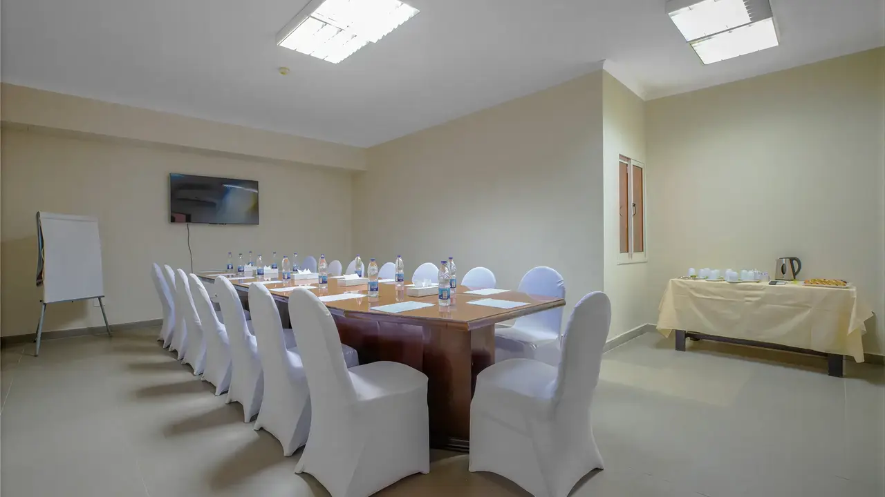 Sala konferencyjna w Sindbad Club z dużym stołem