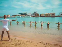 Zajęcia aqua aerobik w Sindbad Club na plaży