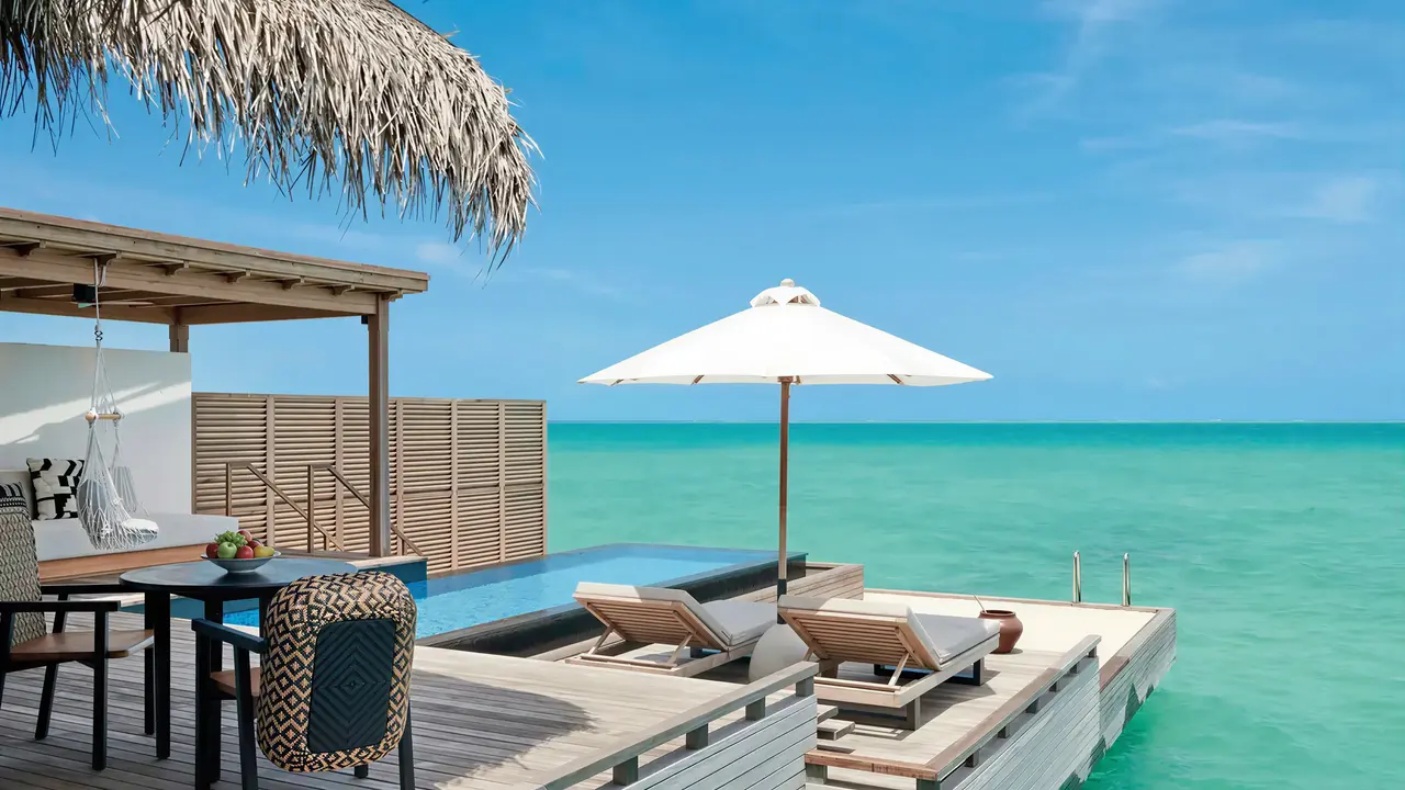 Prywatny taras z basenem w Sirru Fen Fushi Private Lagoon Resort