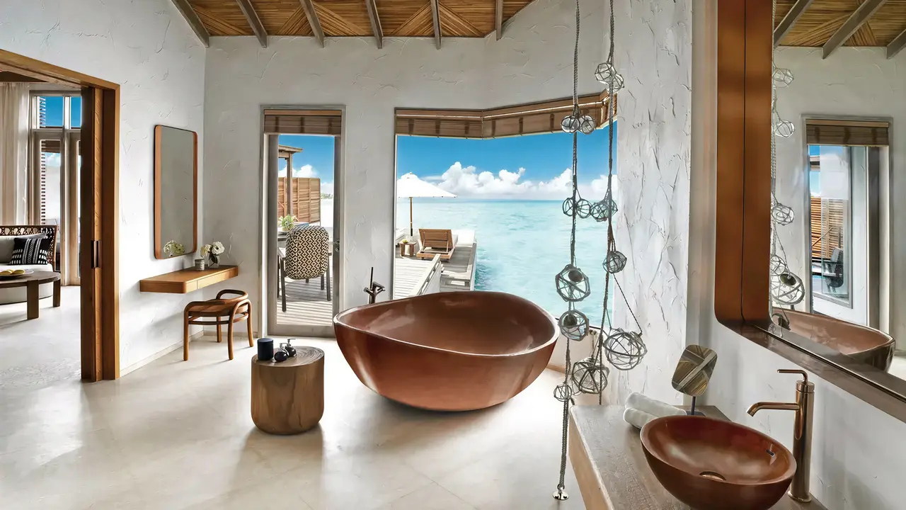Luksusowa łazienka w Sirru Fen Fushi Private Lagoon Resort z widokiem na morze
