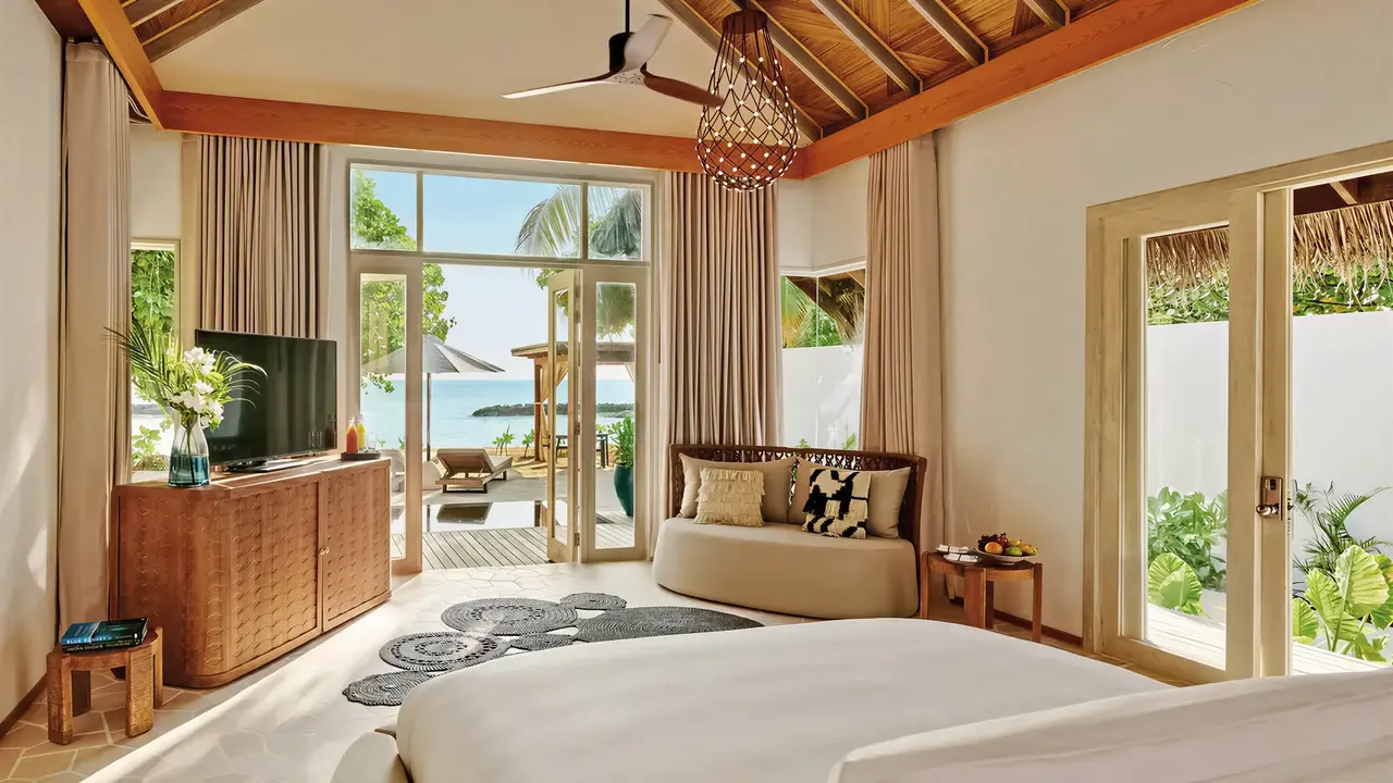 Przytulna sypialnia w Sirru Fen Fushi Private Lagoon Resort z widokiem na morze