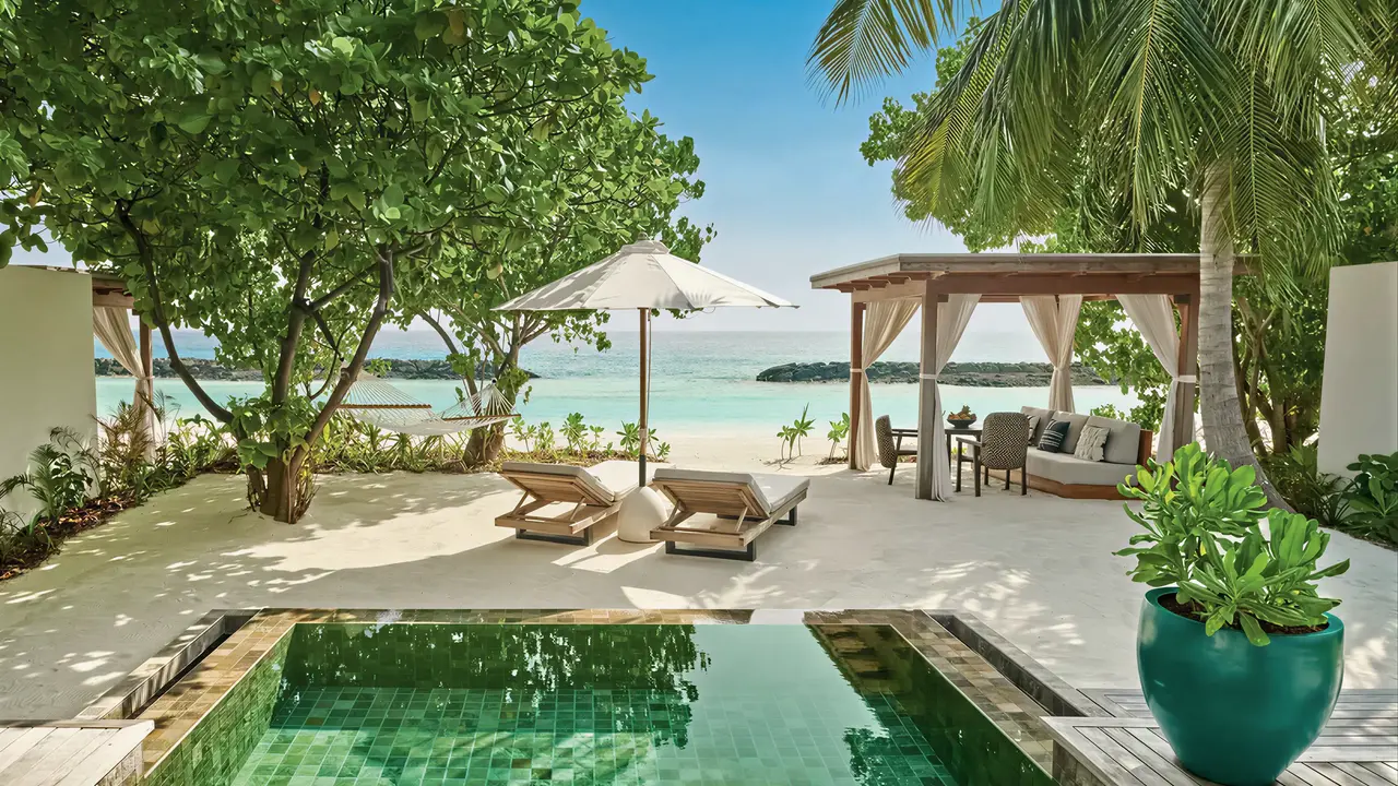 Prywatny basen i taras w Sirru Fen Fushi Private Lagoon Resort