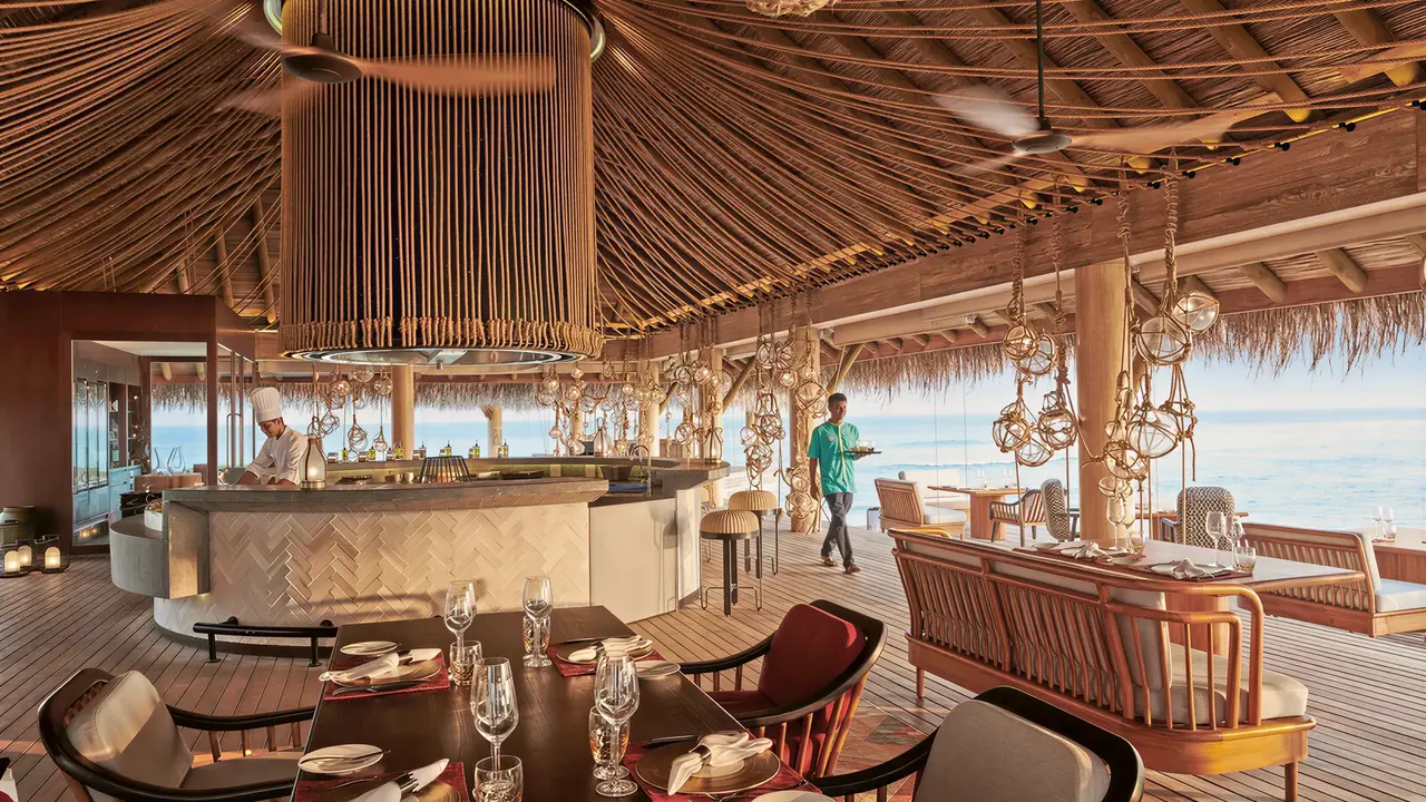 Restauracja w Sirru Fen Fushi Private Lagoon Resort z widokiem na morze