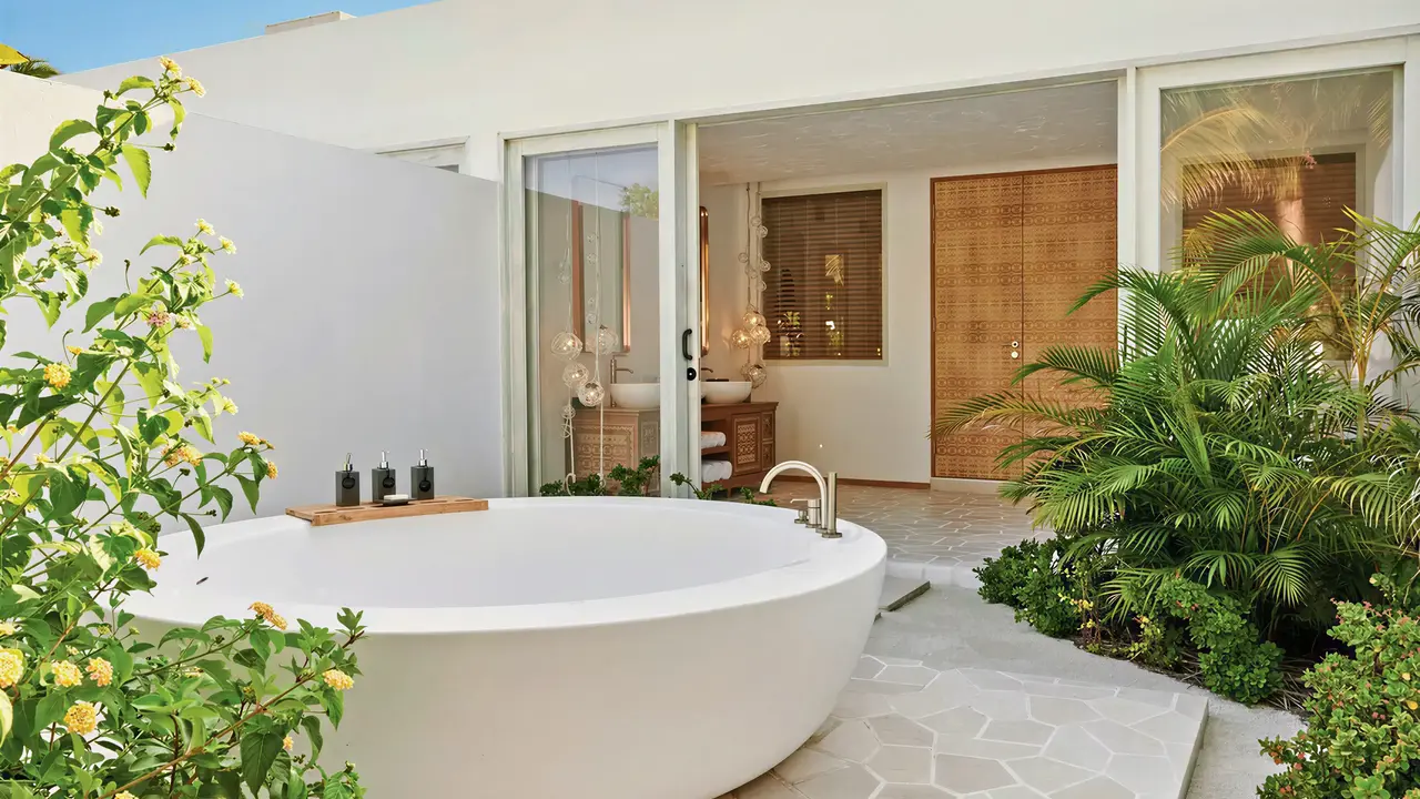 Prywatna wanna na tarasie w Sirru Fen Fushi Private Lagoon Resort