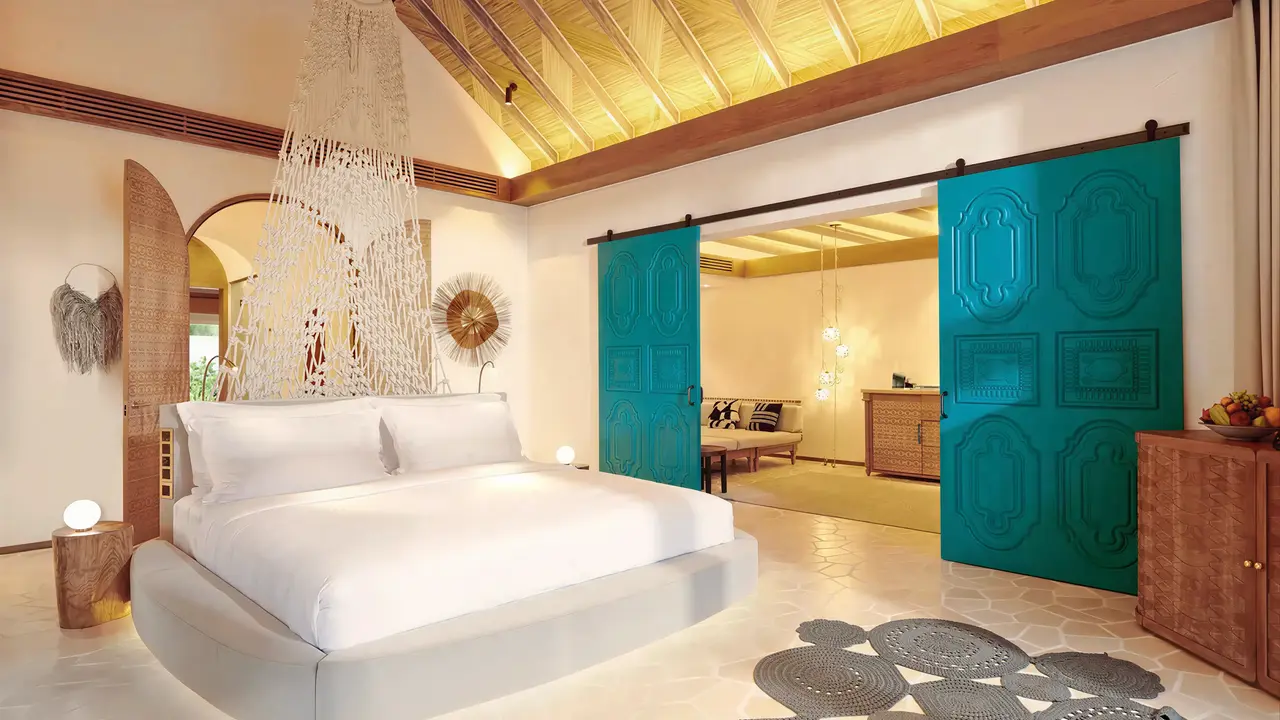Sypialnia w Sirru Fen Fushi Private Lagoon Resort z dużym łóżkiem