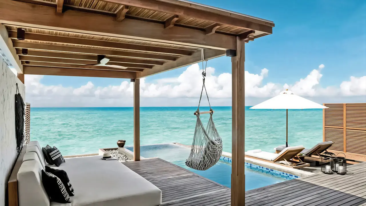 Prywatny taras z basenem w Sirru Fen Fushi Private Lagoon Resort