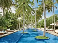 Długi basen z palmami w Sirru Fen Fushi Private Lagoon Resort
