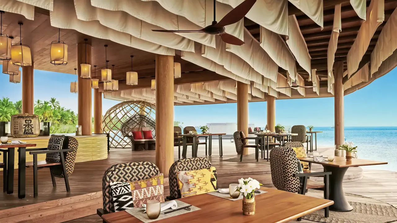 Restauracja w Sirru Fen Fushi Private Lagoon Resort z widokiem na morze