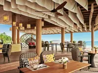 Restauracja w Sirru Fen Fushi Private Lagoon Resort z widokiem na morze