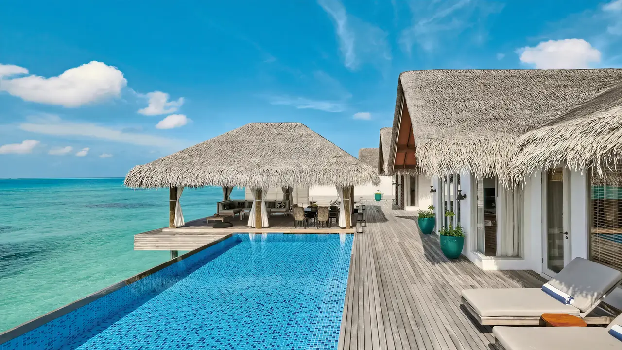 Prywatny basen i taras w Sirru Fen Fushi Private Lagoon Resort