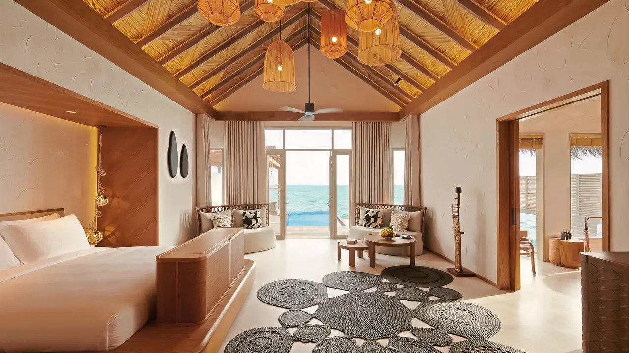 Przytulna sypialnia w Sirru Fen Fushi Private Lagoon Resort z widokiem na morze