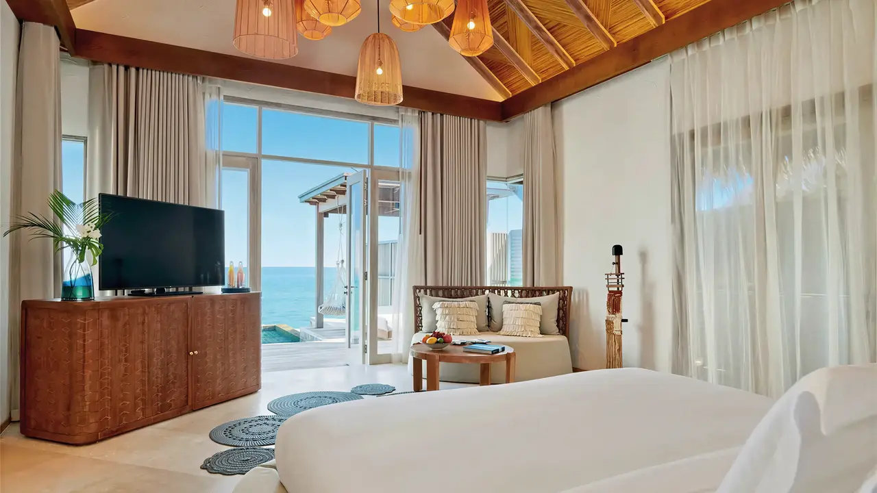 Wnętrze pokoju z łóżkiem w Sirru Fen Fushi Private Lagoon Resort