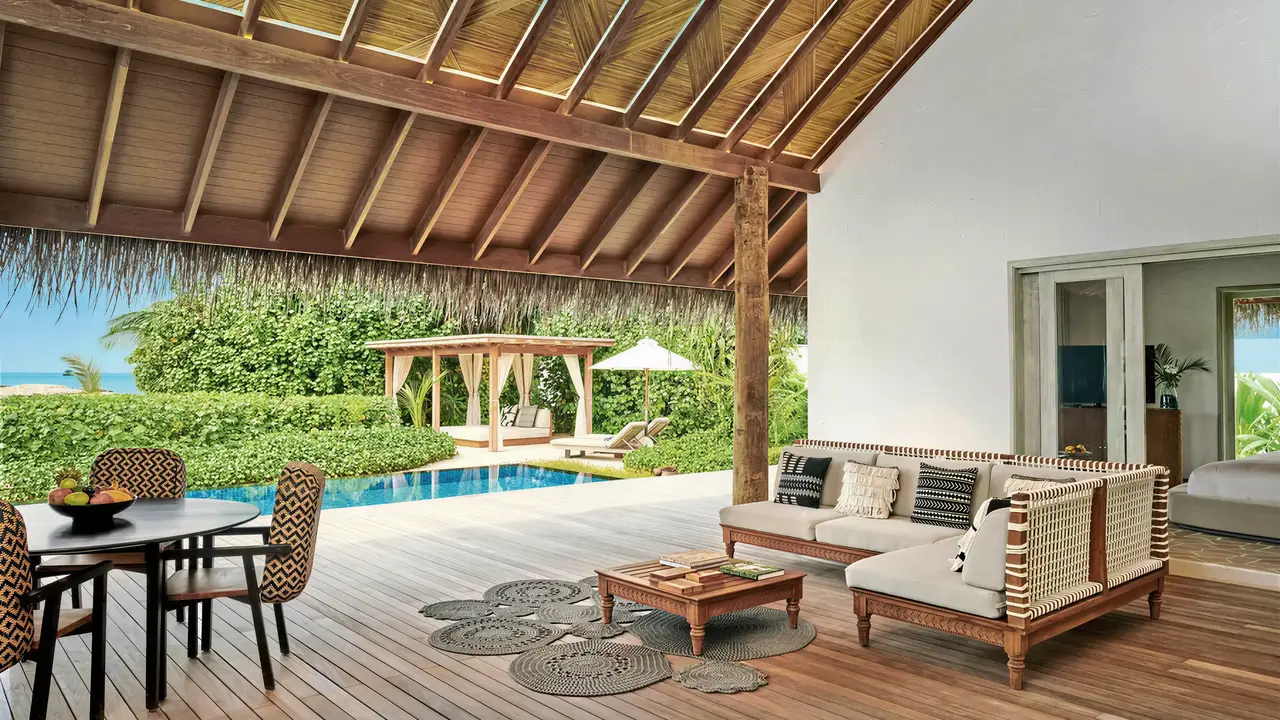 Prywatny taras z salonem w Sirru Fen Fushi Private Lagoon Resort