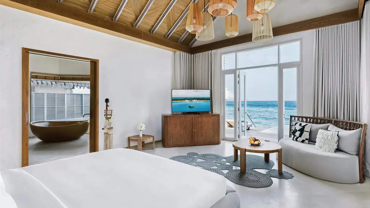 Nowoczesna sypialnia w Sirru Fen Fushi Private Lagoon Resort z widokiem na morze