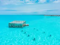Pawilon nad turkusową wodą w Sirru Fen Fushi Private Lagoon Resort