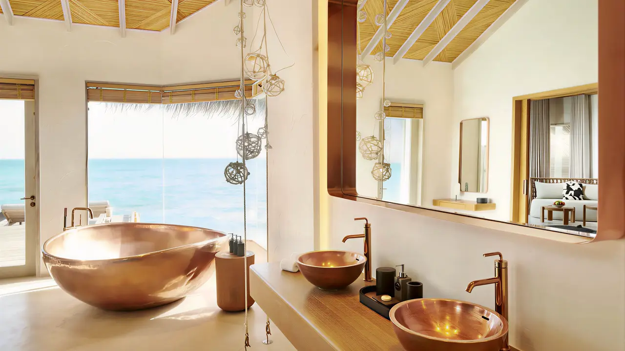 Luksusowa łazienka w Sirru Fen Fushi Private Lagoon Resort z miedzianą wanną