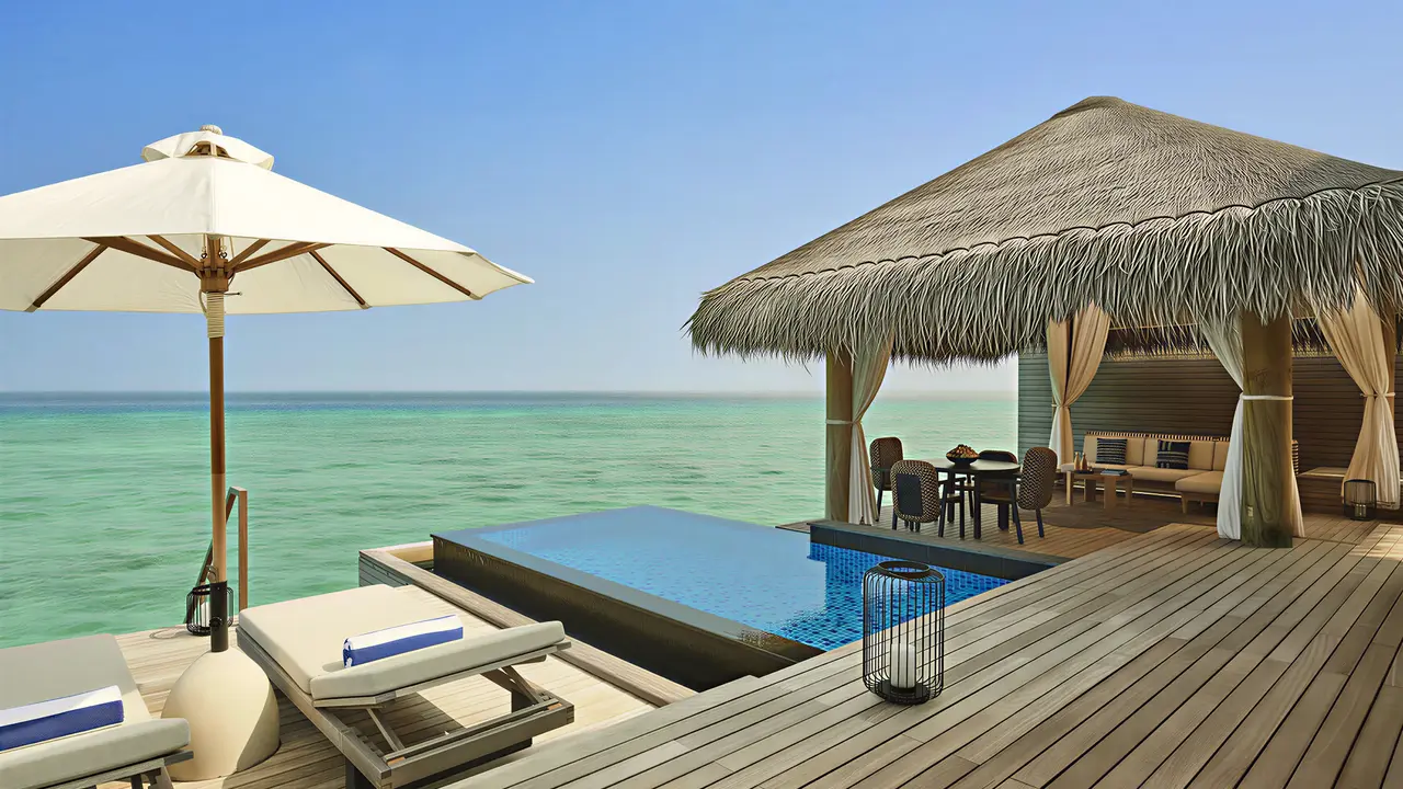 Prywatny taras z basenem w Sirru Fen Fushi Private Lagoon Resort