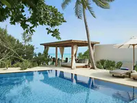 Basen i strefa wypoczynku w Sirru Fen Fushi Private Lagoon Resort