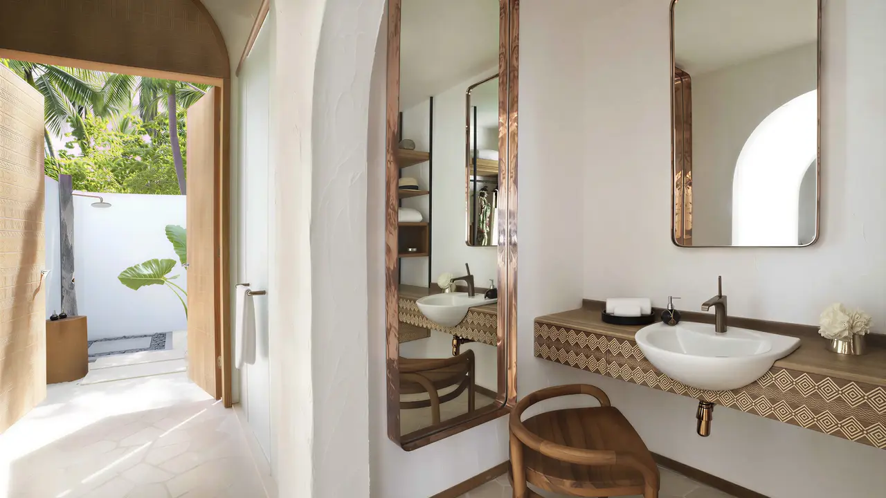 Jasna łazienka w Sirru Fen Fushi Private Lagoon Resort z białym umywalką