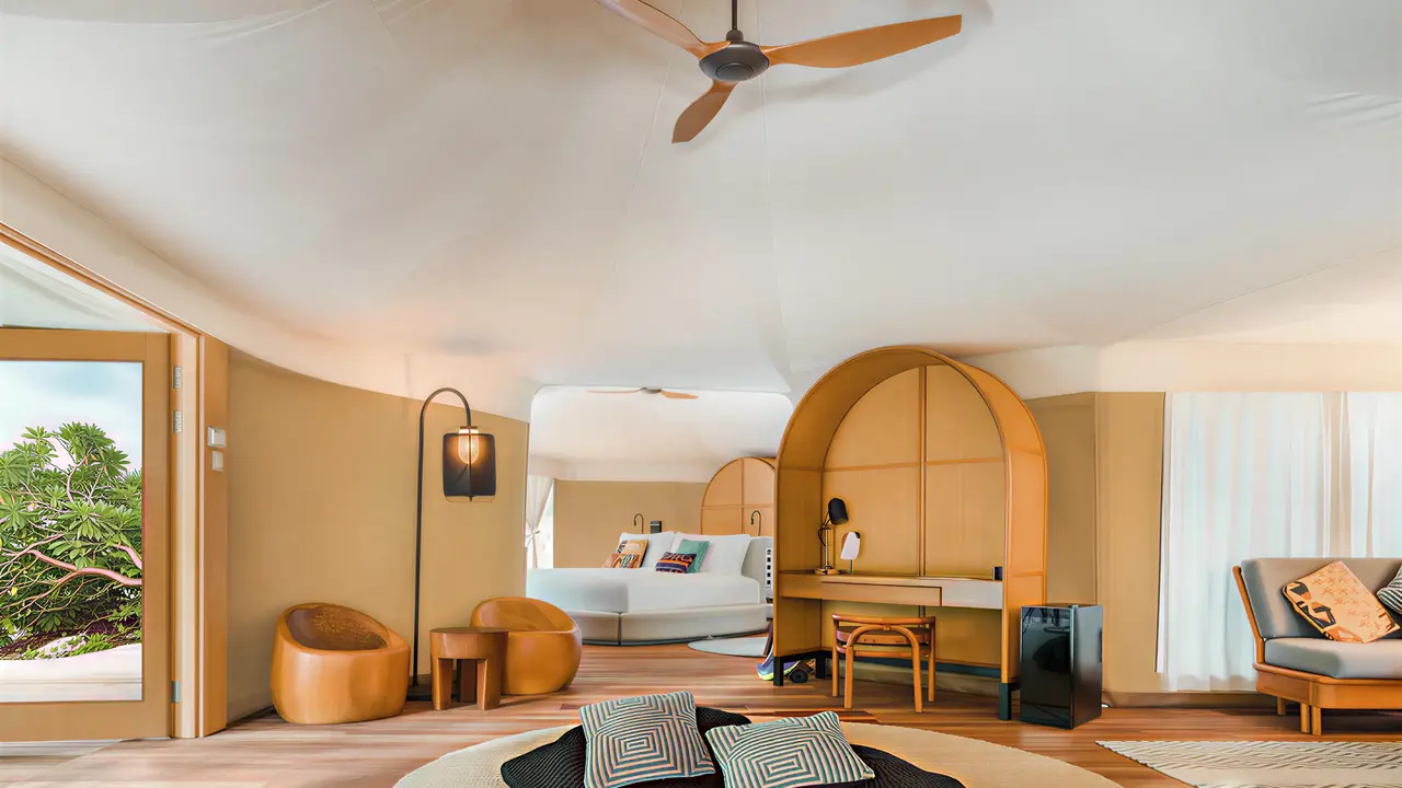 Wnętrze pokoju z łóżkiem w Sirru Fen Fushi Private Lagoon Resort