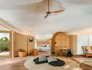 Wnętrze pokoju z łóżkiem w Sirru Fen Fushi Private Lagoon Resort
