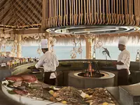Kucharze przygotowują posiłki w Sirru Fen Fushi Private Lagoon Resort
