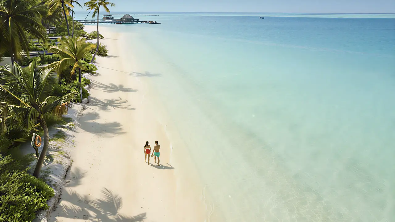 Biała plaża i turkusowa woda w Sirru Fen Fushi Private Lagoon Resort