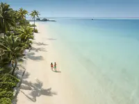 Biała plaża i turkusowa woda w Sirru Fen Fushi Private Lagoon Resort