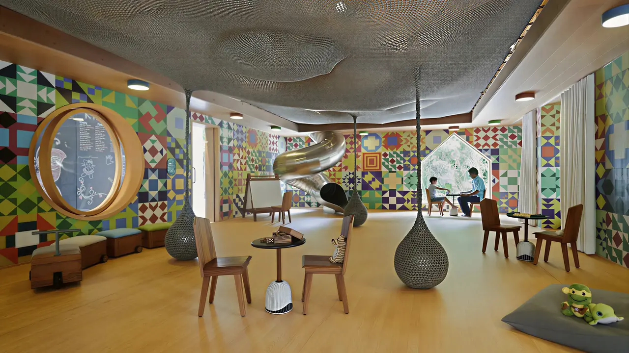 Kolorowy pokój dla dzieci w Sirru Fen Fushi Private Lagoon Resort ze zjeżdżalnią
