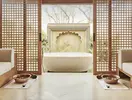 Wanna na prywatnym tarasie w Sirru Fen Fushi Private Lagoon Resort
